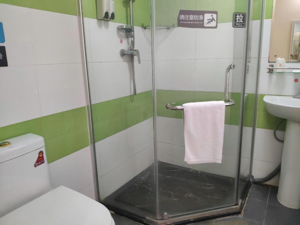 7 Days Inn (Guangzhou High-speed Railway Station Huijiang Metro Station) 34/37