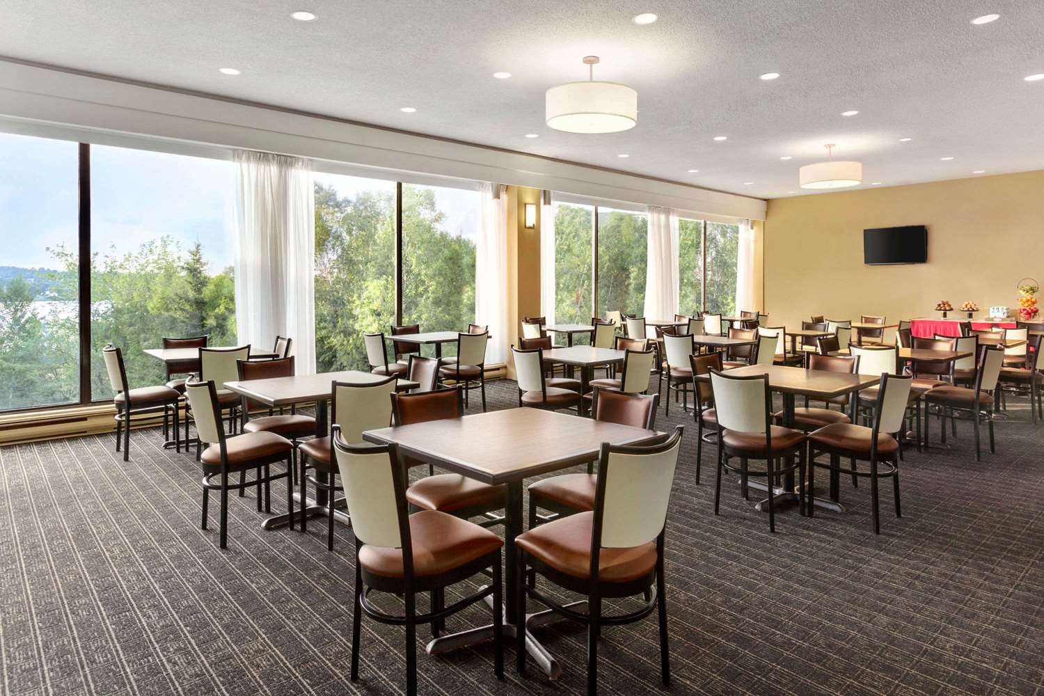 Quality Inn & Suites Sydney, NS 14/17