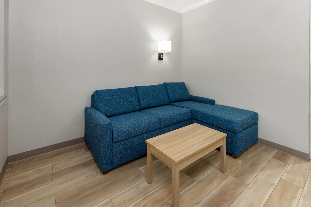 Days Inn & Suites by Wyndham Sam Houston Tollway 28/50