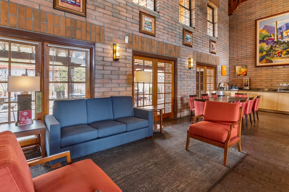 Comfort Suites Tucson near Sabino Canyon 36/47