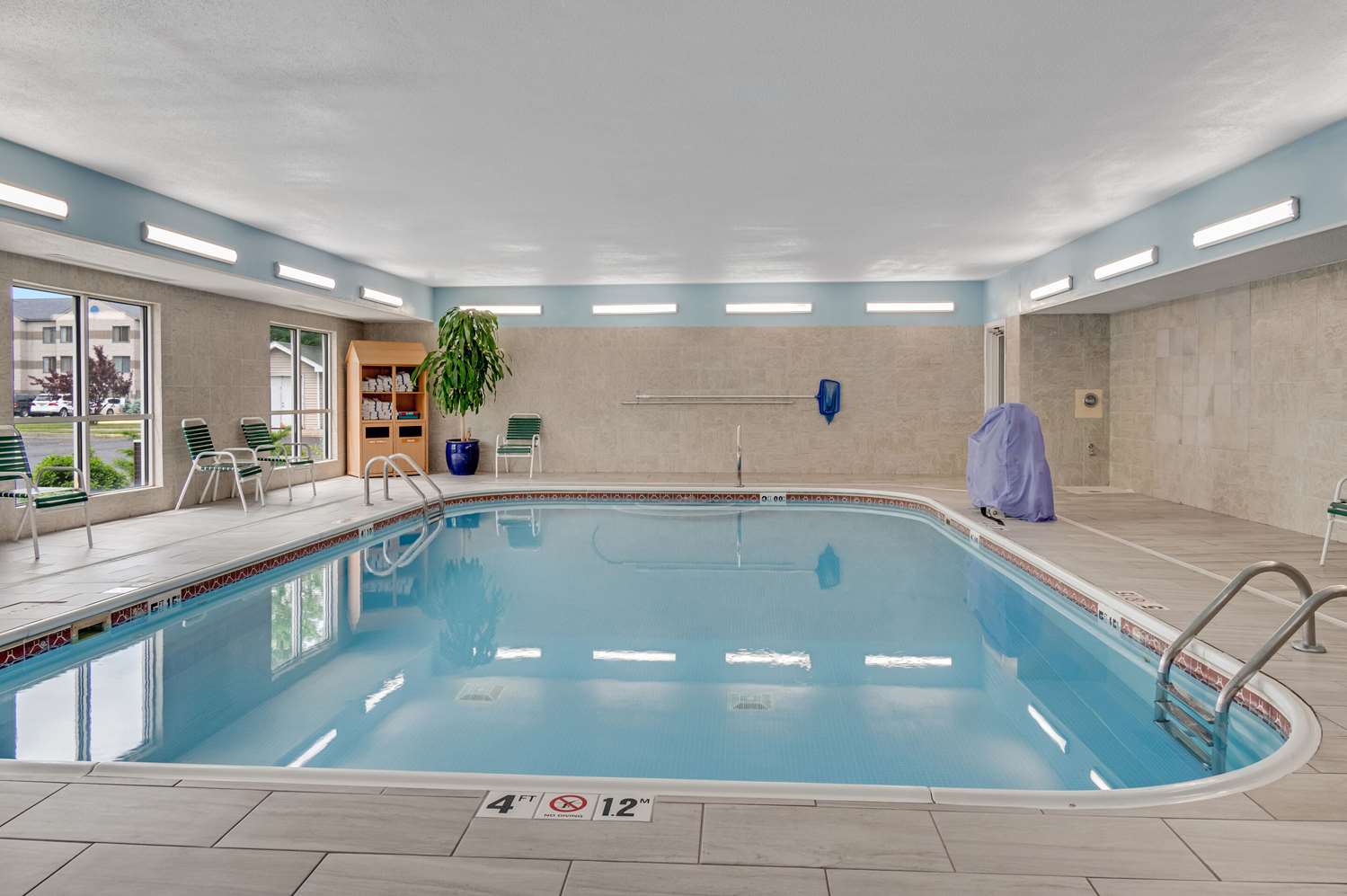 Country Inn & Suites By Radisson Grand Rapids Airport Mi 19/40