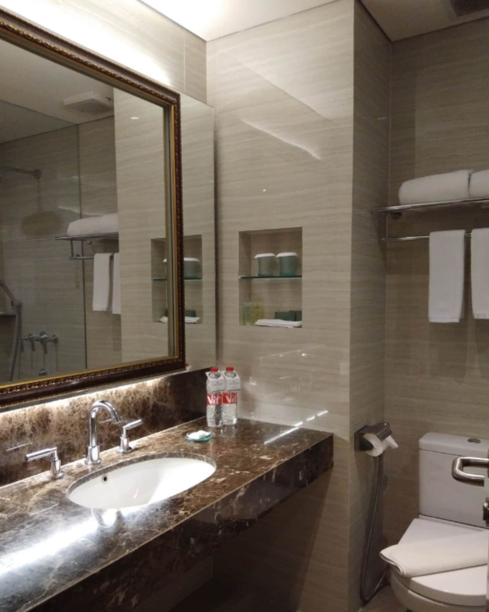 Deluxe Twin, Hotel Santika Bandung 6/6