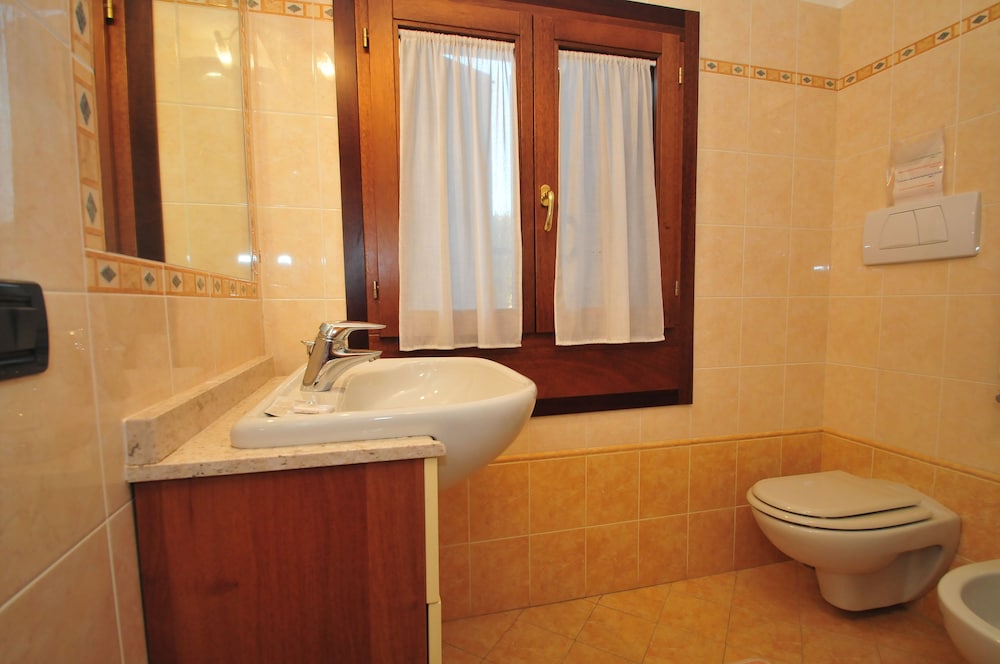 غرفة سوبيريور بسرير كوين بإطلالة على القناة بحمام خاص، Locanda Sant'anna 3/5