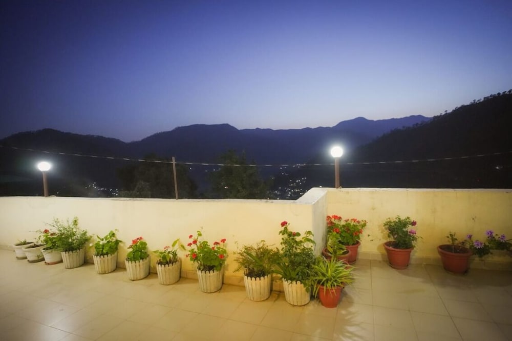 Hotel Kausani Retreat 38/48