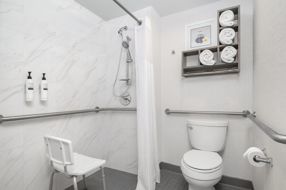 2 Bedrooms, Premier, Suite, 1 King and 2 Queen Beds, 2 Bathrooms, Sofa, Accessible، Homewood Suites By Hilton Williamsburg 7/9