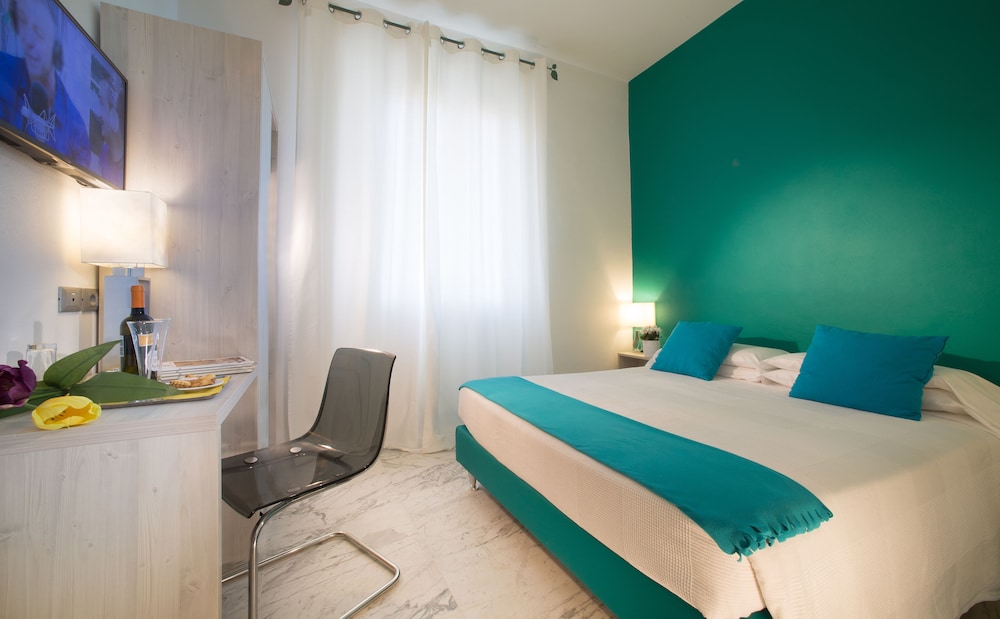 ROOM, DOUBLE OR TWIN BED