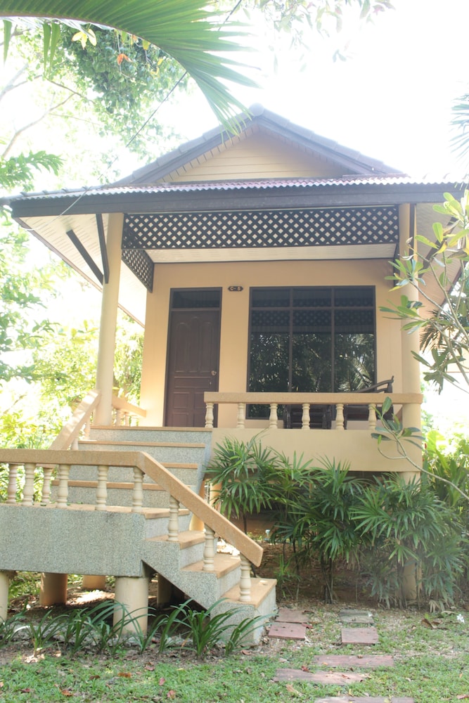 Clean Beach Resort 11/54