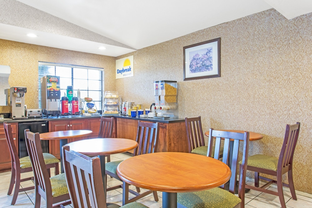 Days Inn By Wyndham Gallup 13/18