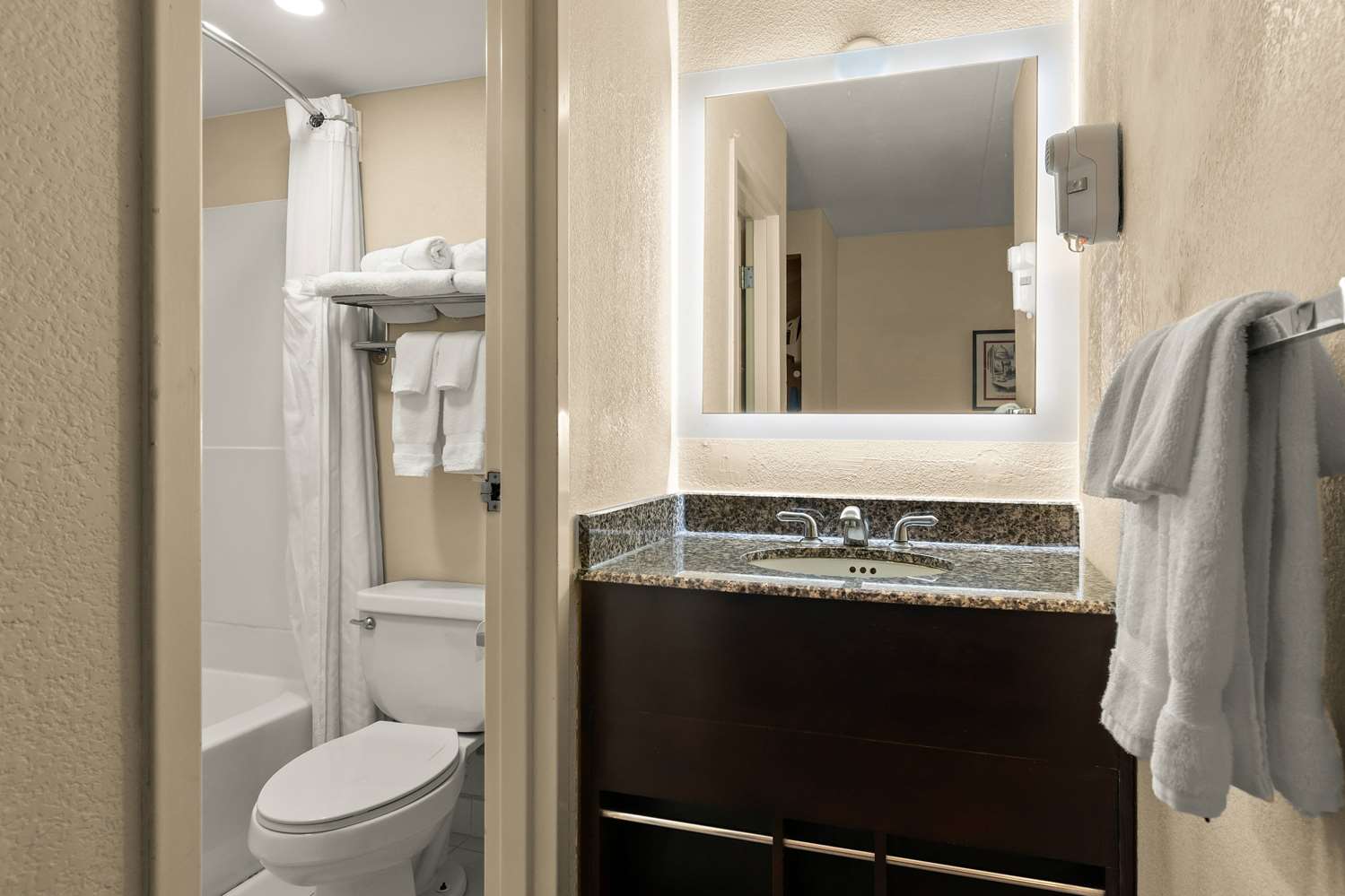 Ramada By Wyndham Harrisburg/Hershey Area 55/59