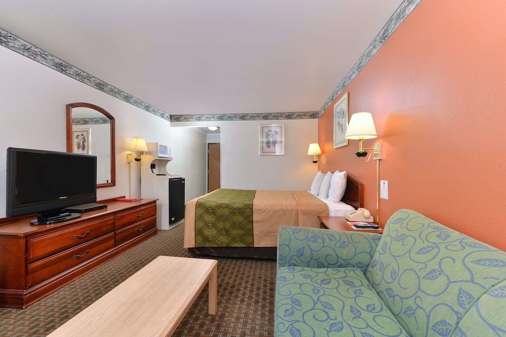 Econo Lodge Inn & Suites Corning Travel Center 14/21