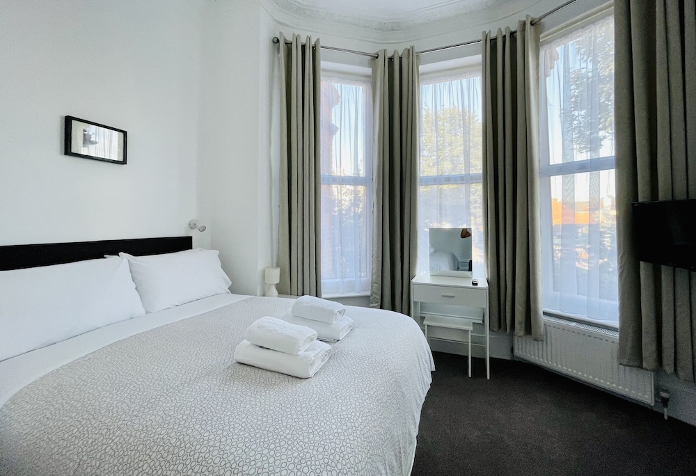ROOM, DOUBLE BED