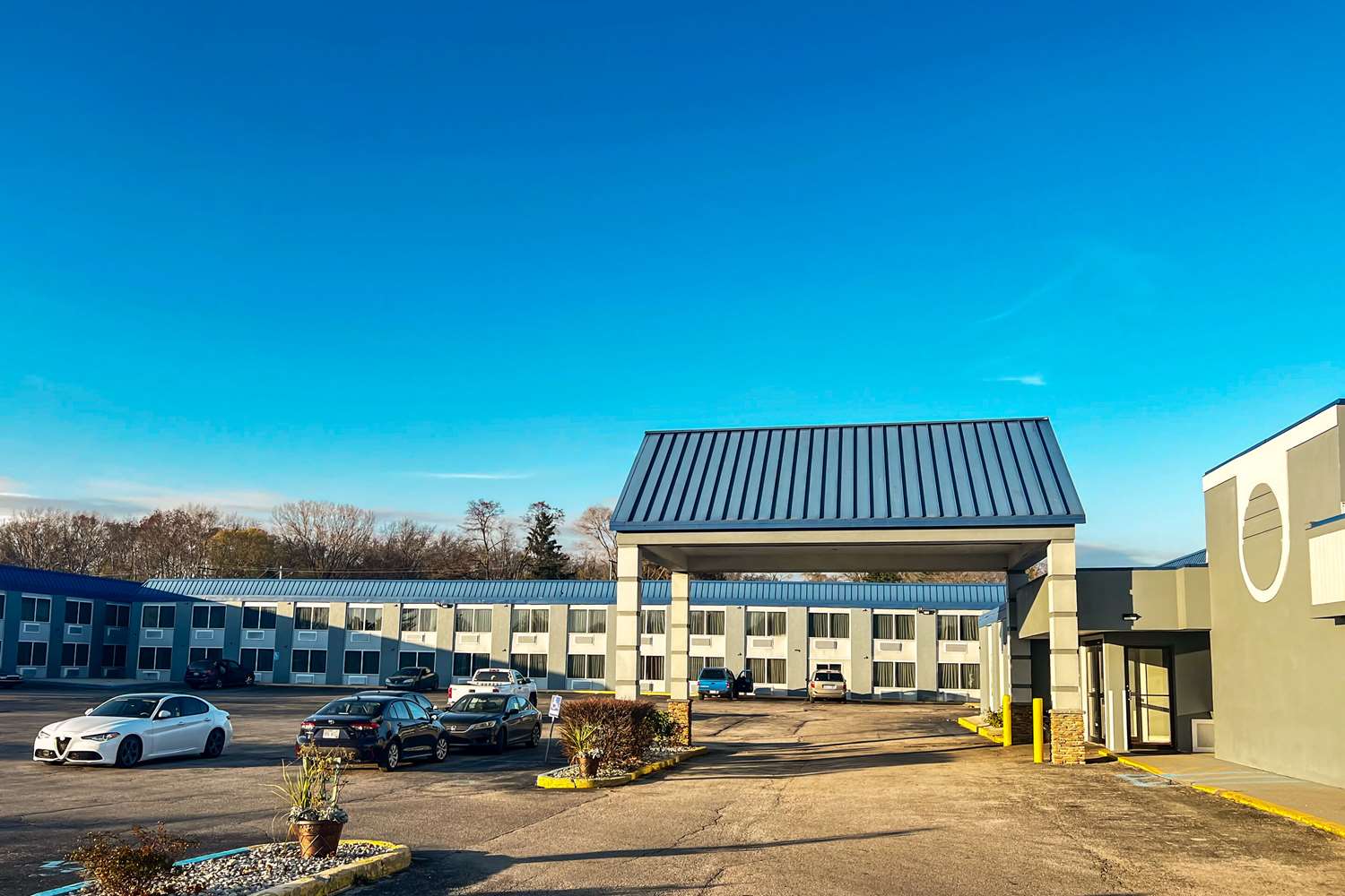 Days Inn & Suites by Wyndham Muskegon 4/17