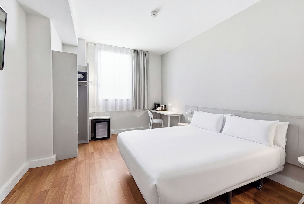 Deluxe, 1 Double and 1 Single Bed