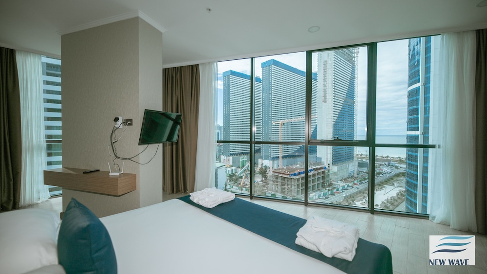 New Wave Hotel 26/48