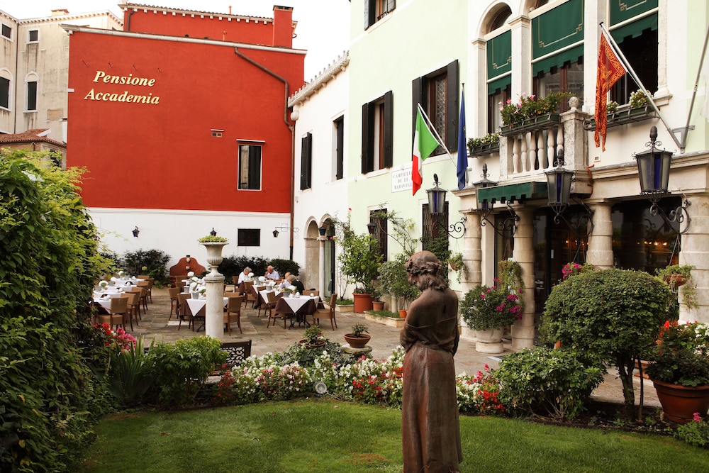 Pensione Accademia Villa Maravege 3/65