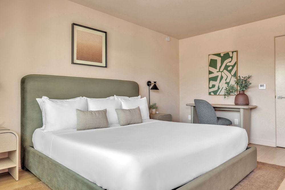 ROOM, KING BED