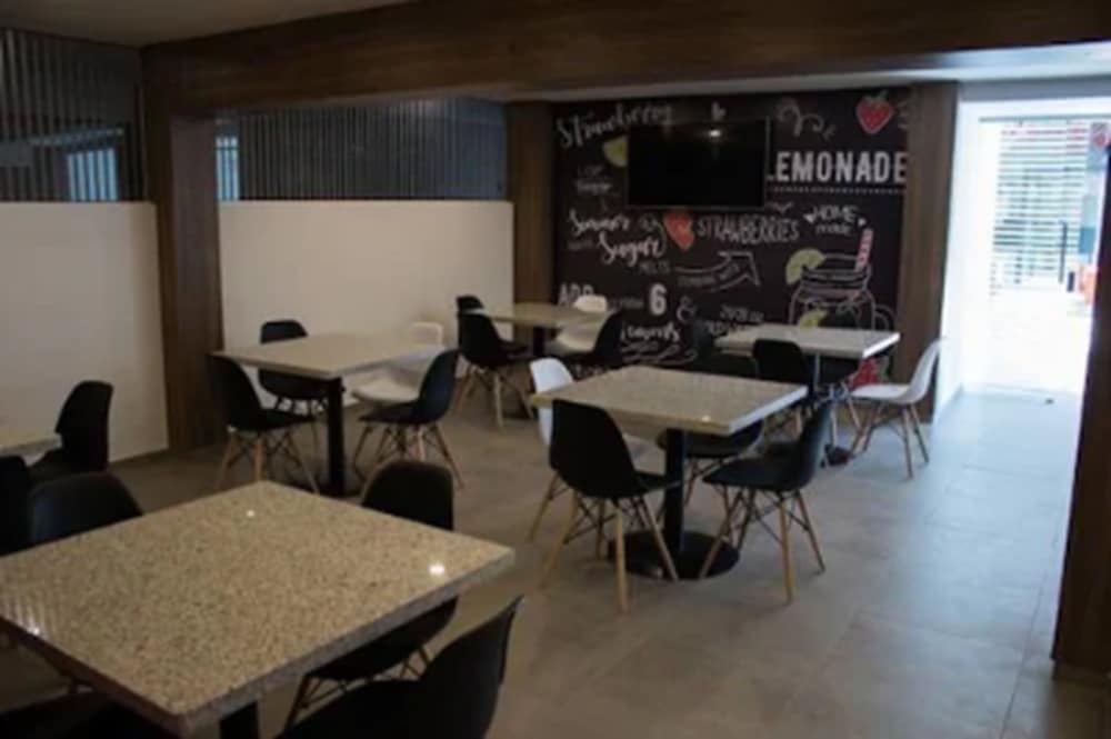 Hangar Inn Guadalajara Aeropuerto 16/24