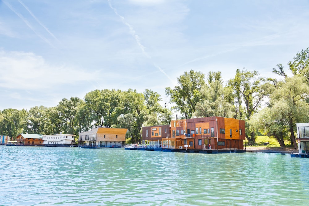 Arkabarka Floating Hostel And Apartments 78/83
