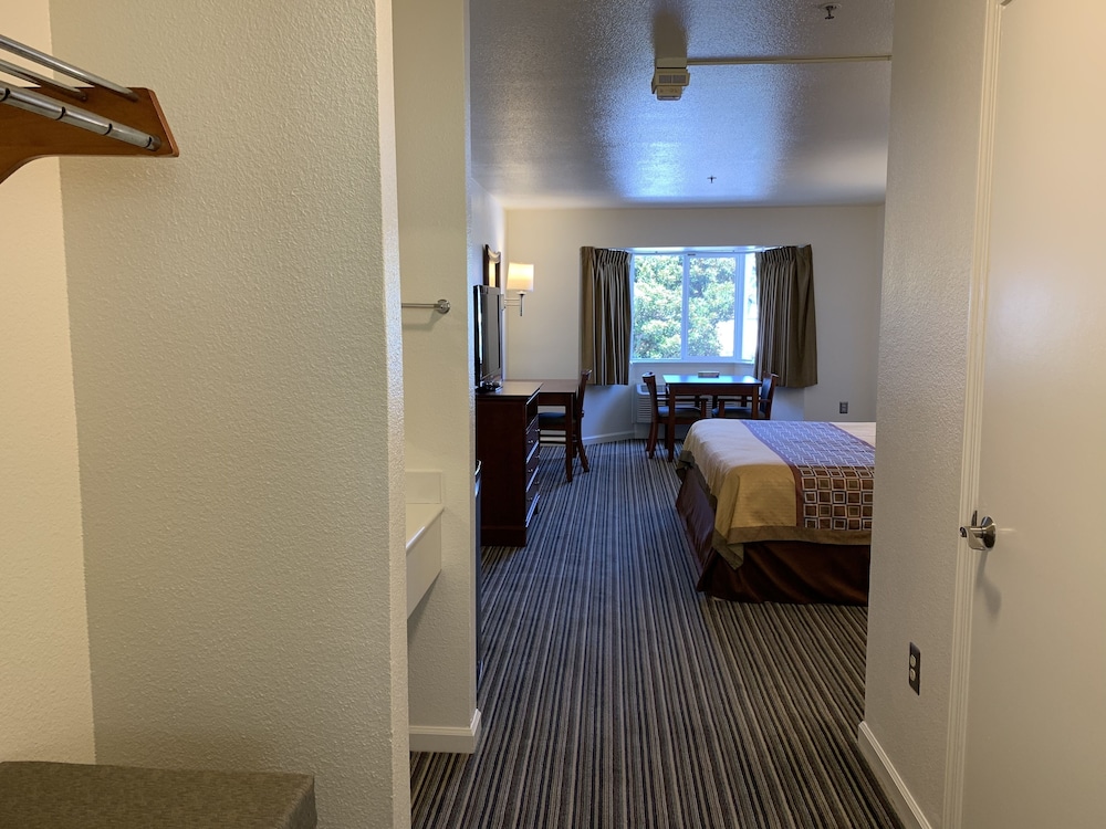 Airport Inn 27/52