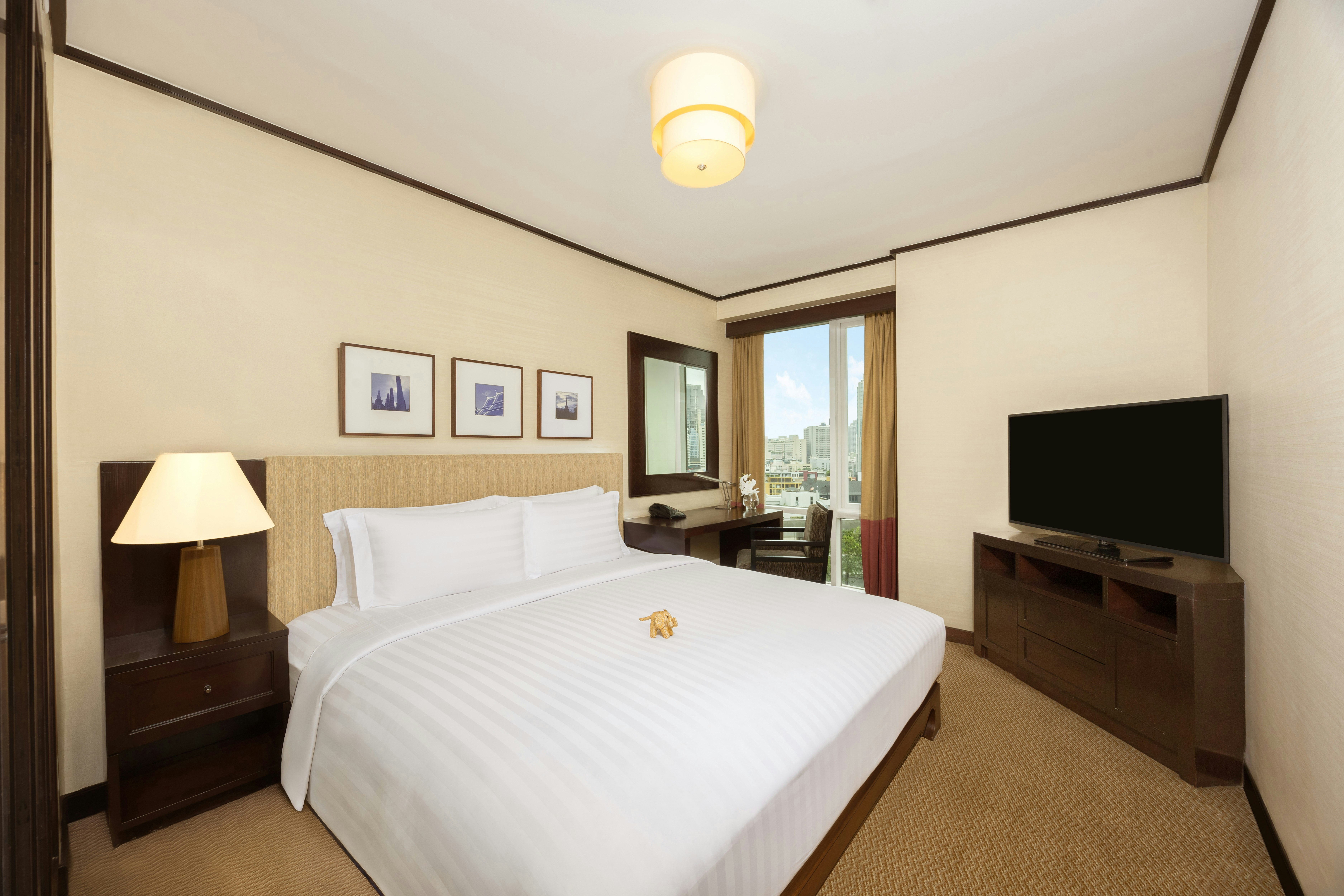 1 BEDROOM, KING BED