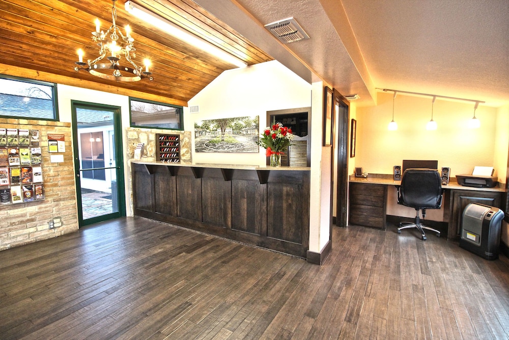 Peach Tree Inn & Suites 3/67