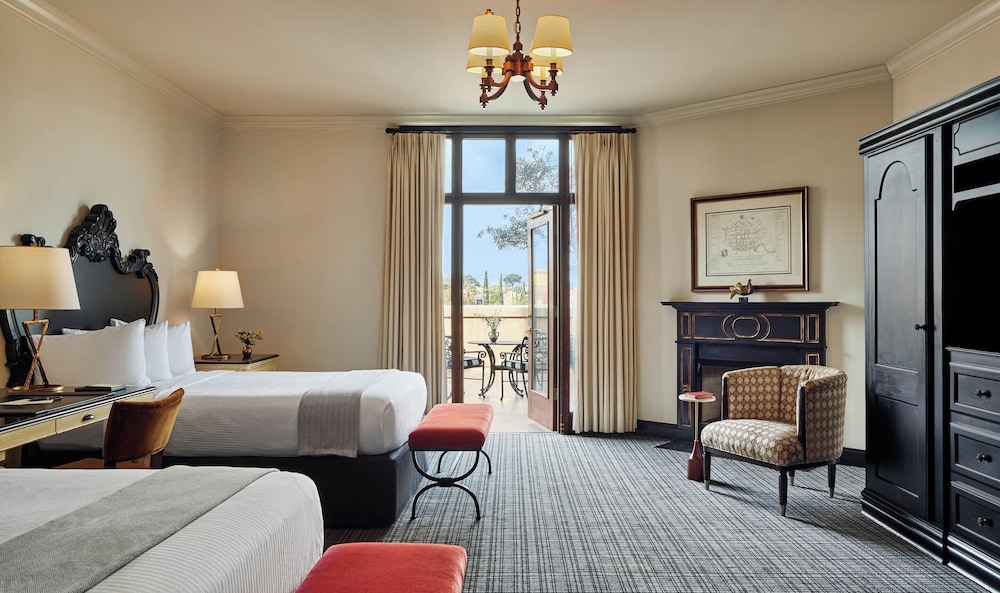 Grand, Suite, 2 Queen Beds, Old View, Terrace