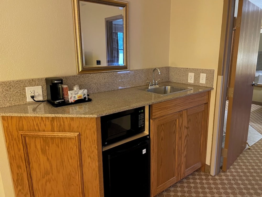 Quality Inn and Suites Saginaw, MI 10/47