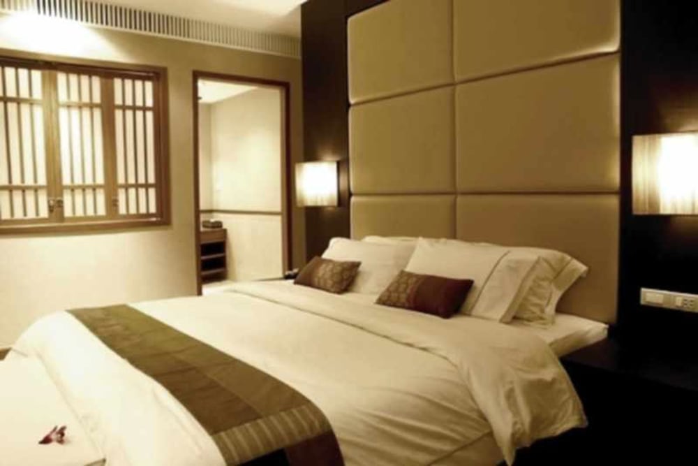 ROYAL, SUITE