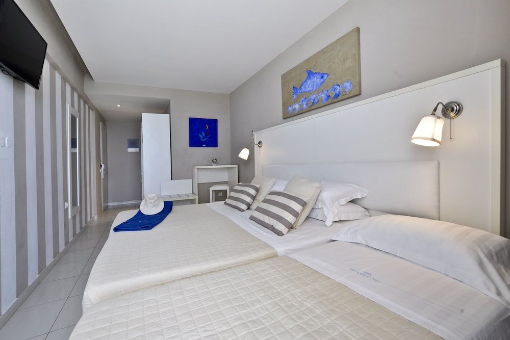 ROOM, TRIPLE, SEA FRONT