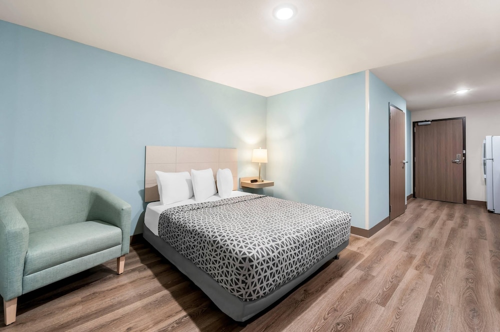 SUITE, QUEEN BED, ACCESSIBLE