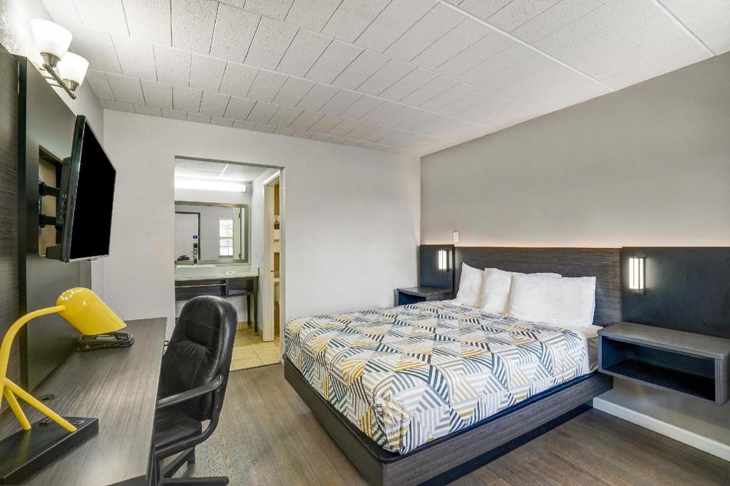 1 Queen Bed - Non-Smoking, Micfridge