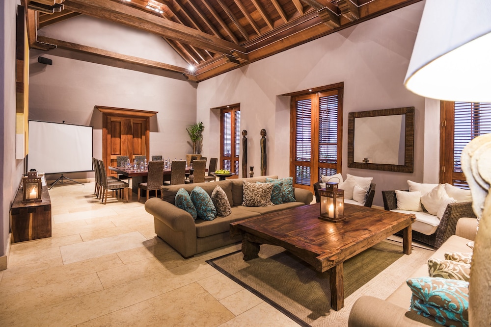Ananda Hotel Boutique 47/70