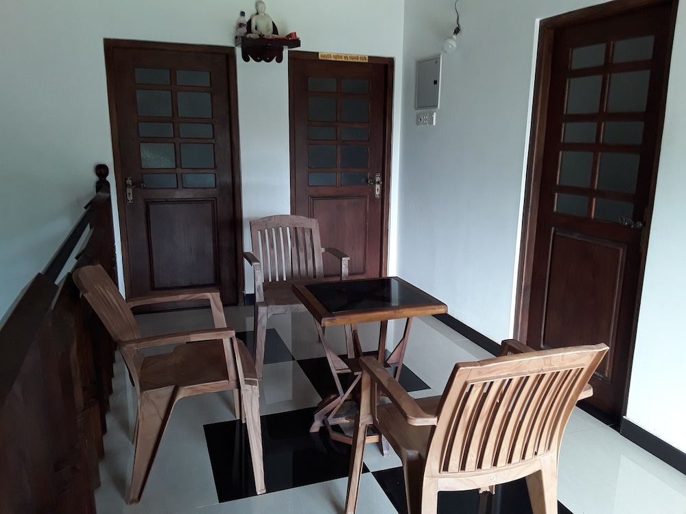 Darshani Hikka Villa 7/9
