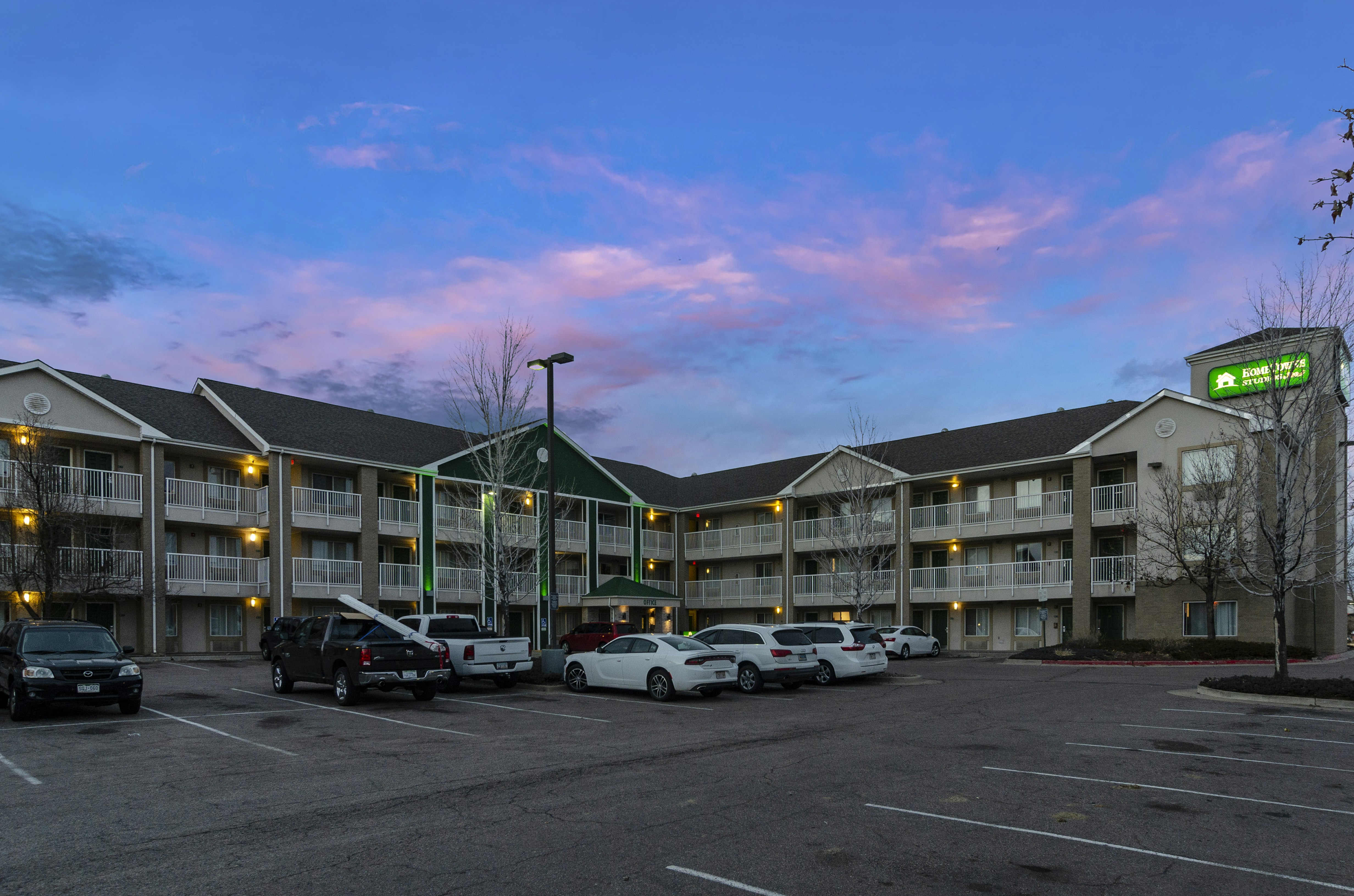 HomeTowne Studios by Red Roof Denver - Airport/Aurora 27/27