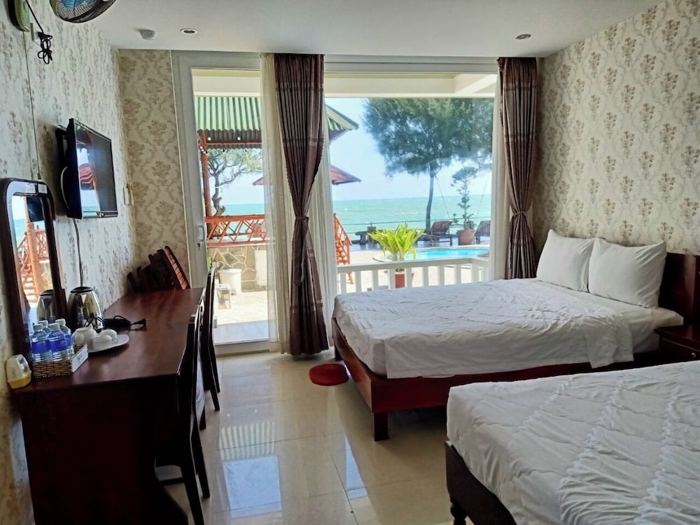 DELUXE, TRIPLE, SEA VIEW