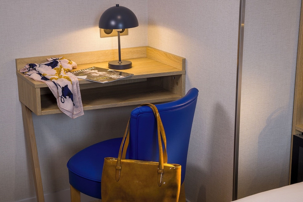HOTEL CHARLEMAGNE 34/53