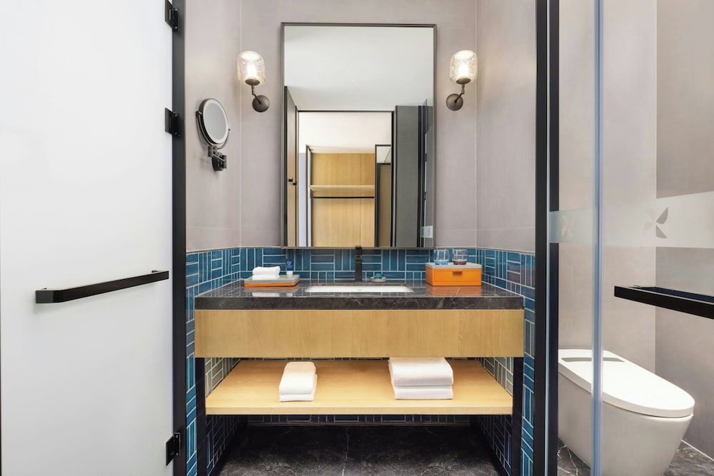 غرفة تنفيذية بسريرين مزدوجين بإطلالة على النهر بشرفة، Four Points By Sheraton Leshan 2/2