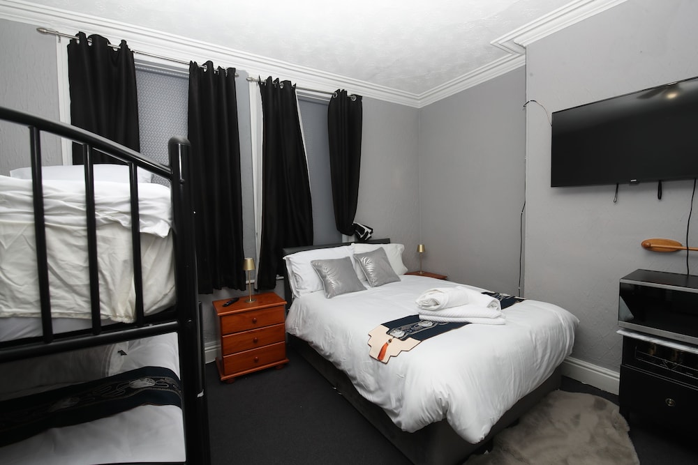 Woodville Lodge Leeds Free Parking Direct Bus to City Centre 19/45