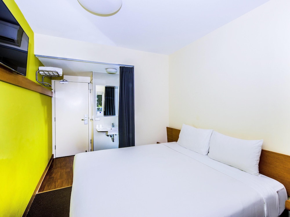 STANDARD, QUEEN BED