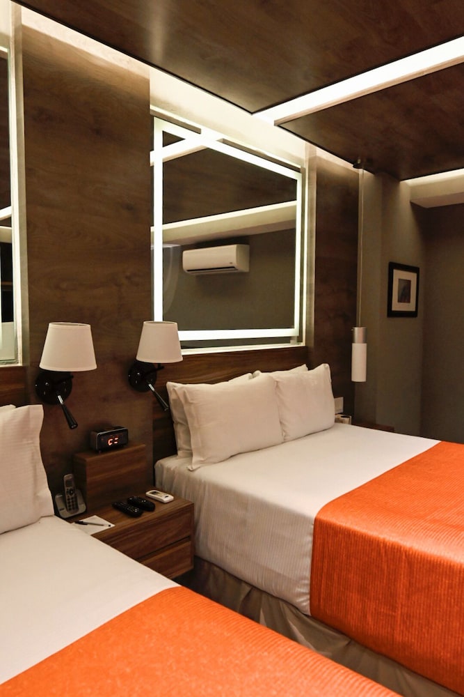MASTER, SUITE, 2 DOUBLE BEDS, KITCHENETTE