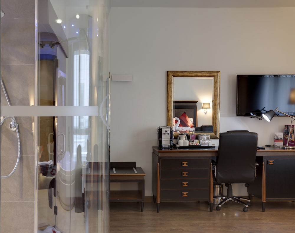 Crowne Plaza Madrid Airport Hotel 60/76