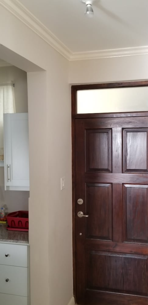 New Kingston Guest Apt At Kingsway 10/18