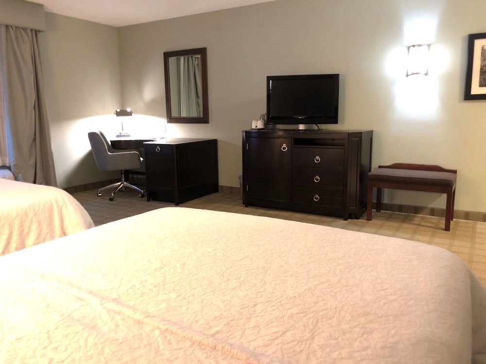 Hampton Inn Suites Detroit Canton 30/89
