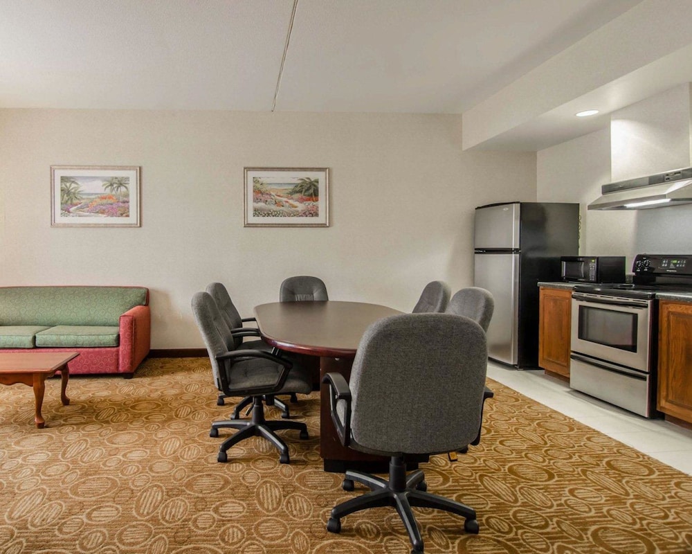 Sleep Inn & Suites Springdale West 31/33