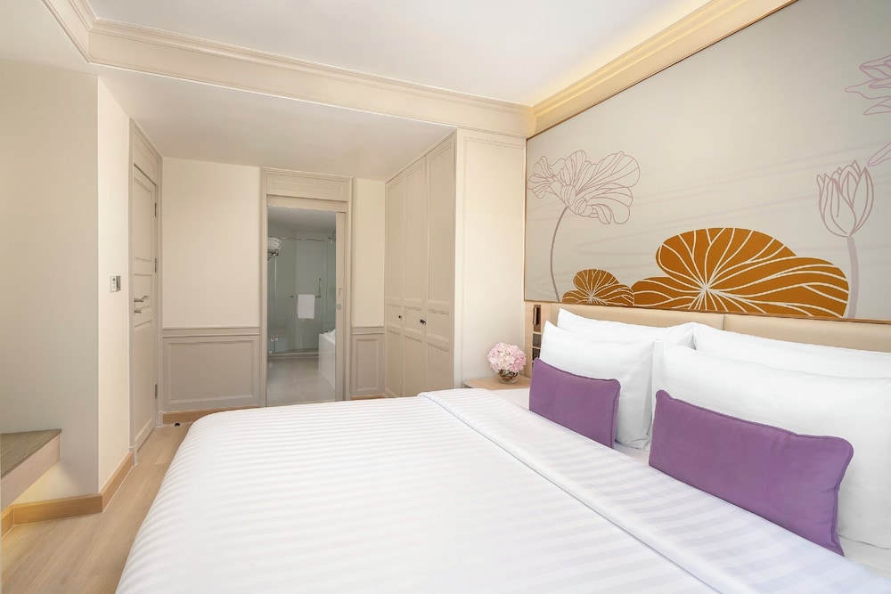 1 Bedroom Balcony TRIPLE Suite