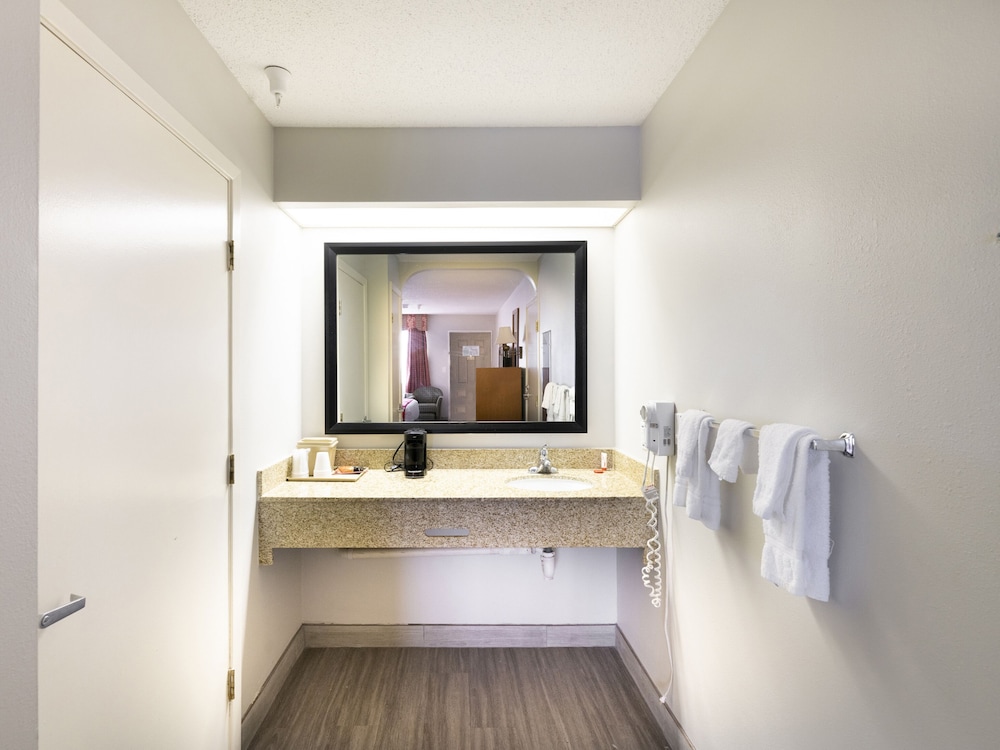 OYO Hotel Stafford TX I-69 North 11/42