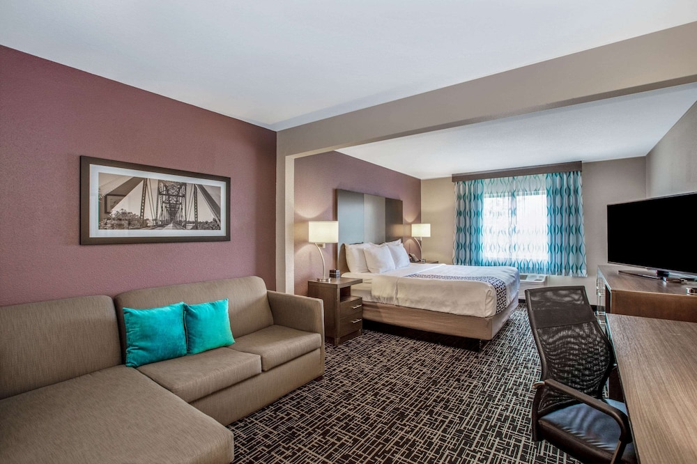 La Quinta Inn & Suites by Wyndham Fayetteville 43/59