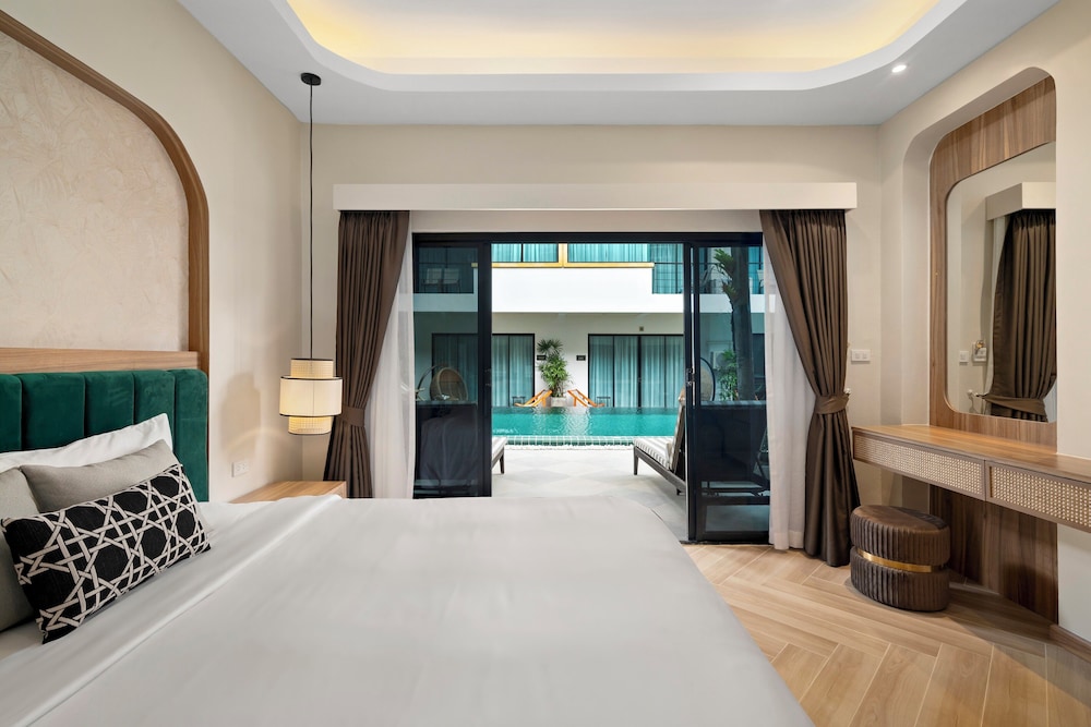 Deluxe, King Bed, Pool Access