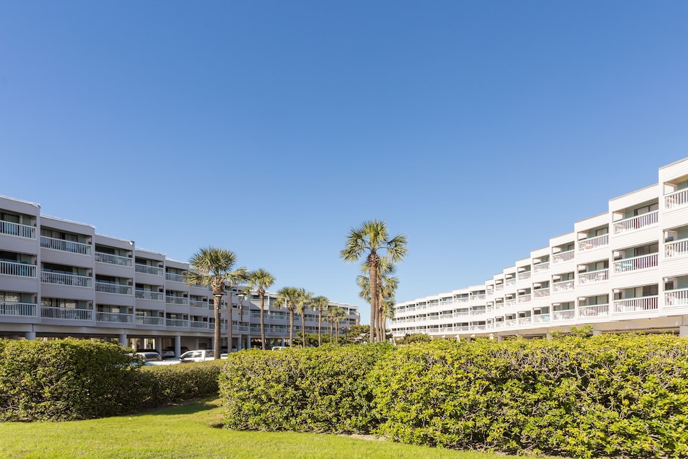 Casa Del Mar Beachfront Suites 16/82