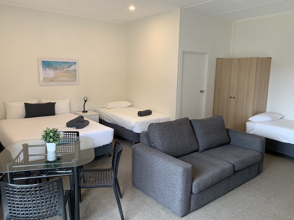 GUICHEN BAY MOTEL 43/54